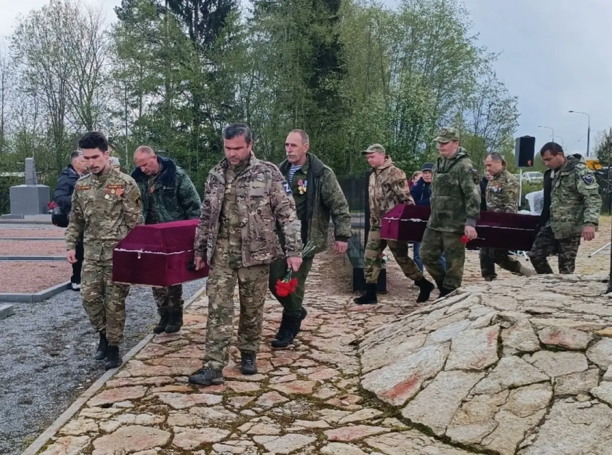 В Холмском округе перезахоронили останки воинов, поднятых в ходе весеннего этапа Вахты памяти