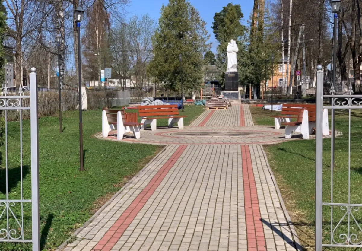 В Кулотине привели в порядок памятник воинам-землякам, в Угловке — установили стелы