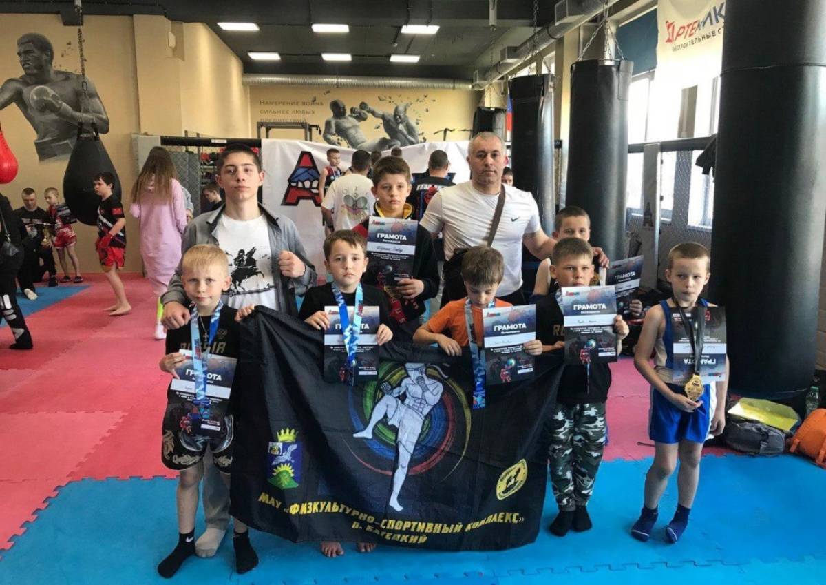 Юные батецкие спортсмены добились успеха на турнире по тайскому боксу в Петербурге