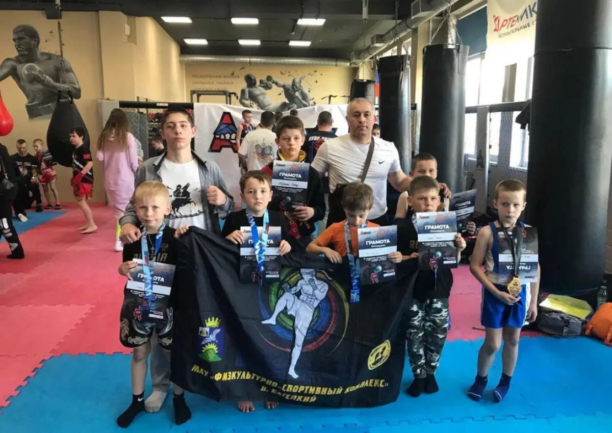 Юные батецкие спортсмены добились успеха на турнире по тайскому боксу в Петербурге