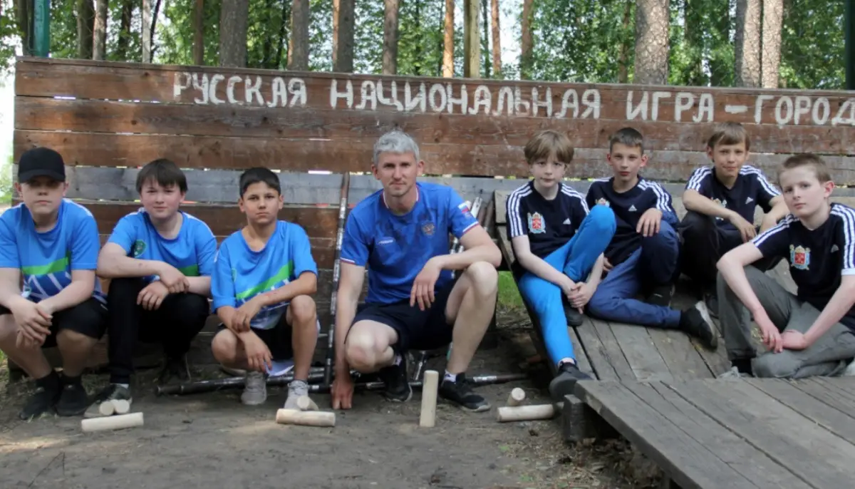 Звёзды городошного спорта поделились советами с жителями посёлка Кулотино