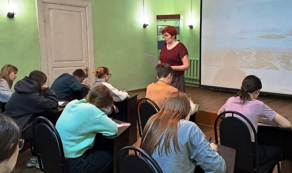Педагог из посёлка Крестцы принимает поздравления с победой в областном конкурсе