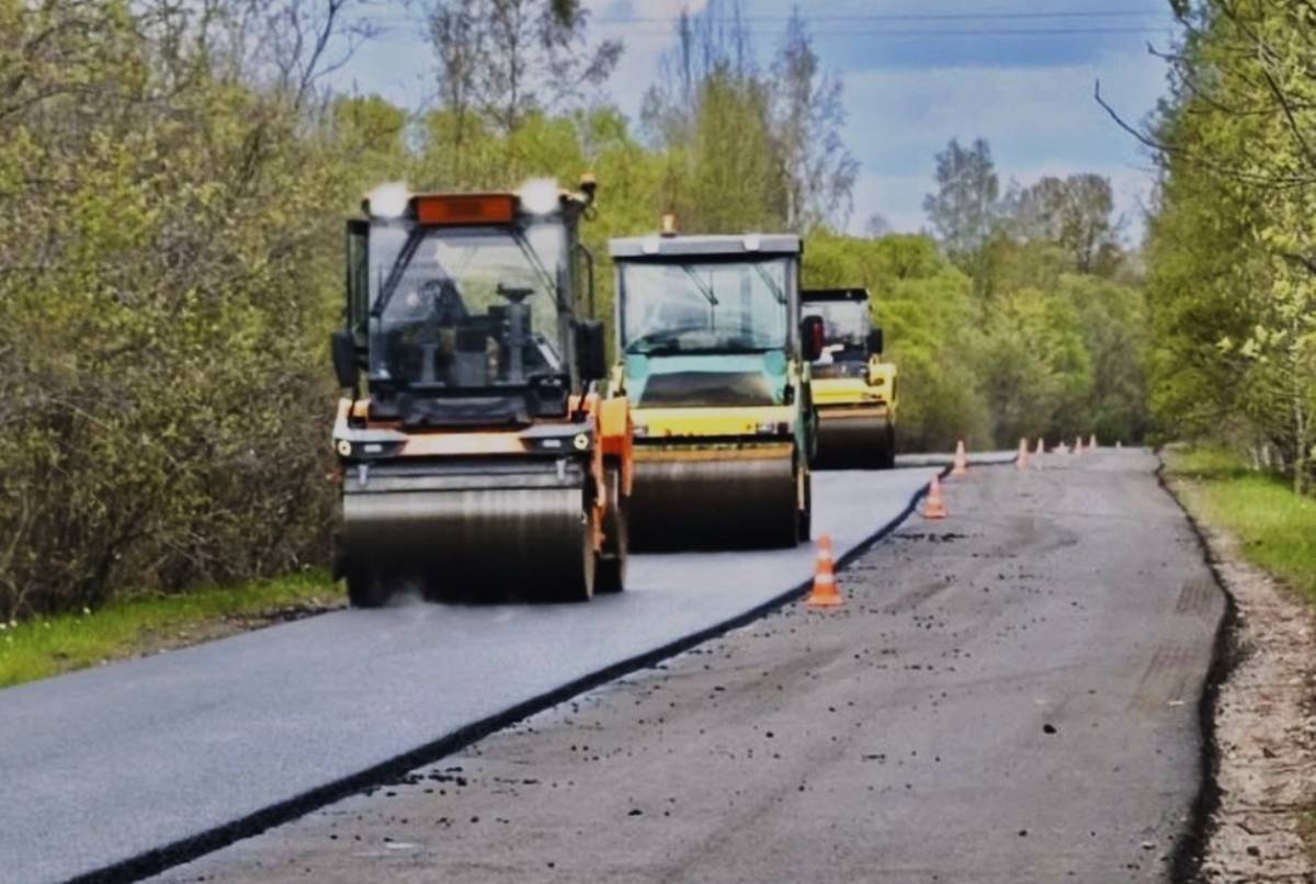 В Поддорском округе ремонтируют важную дорогу, ведущую к ЦРБ