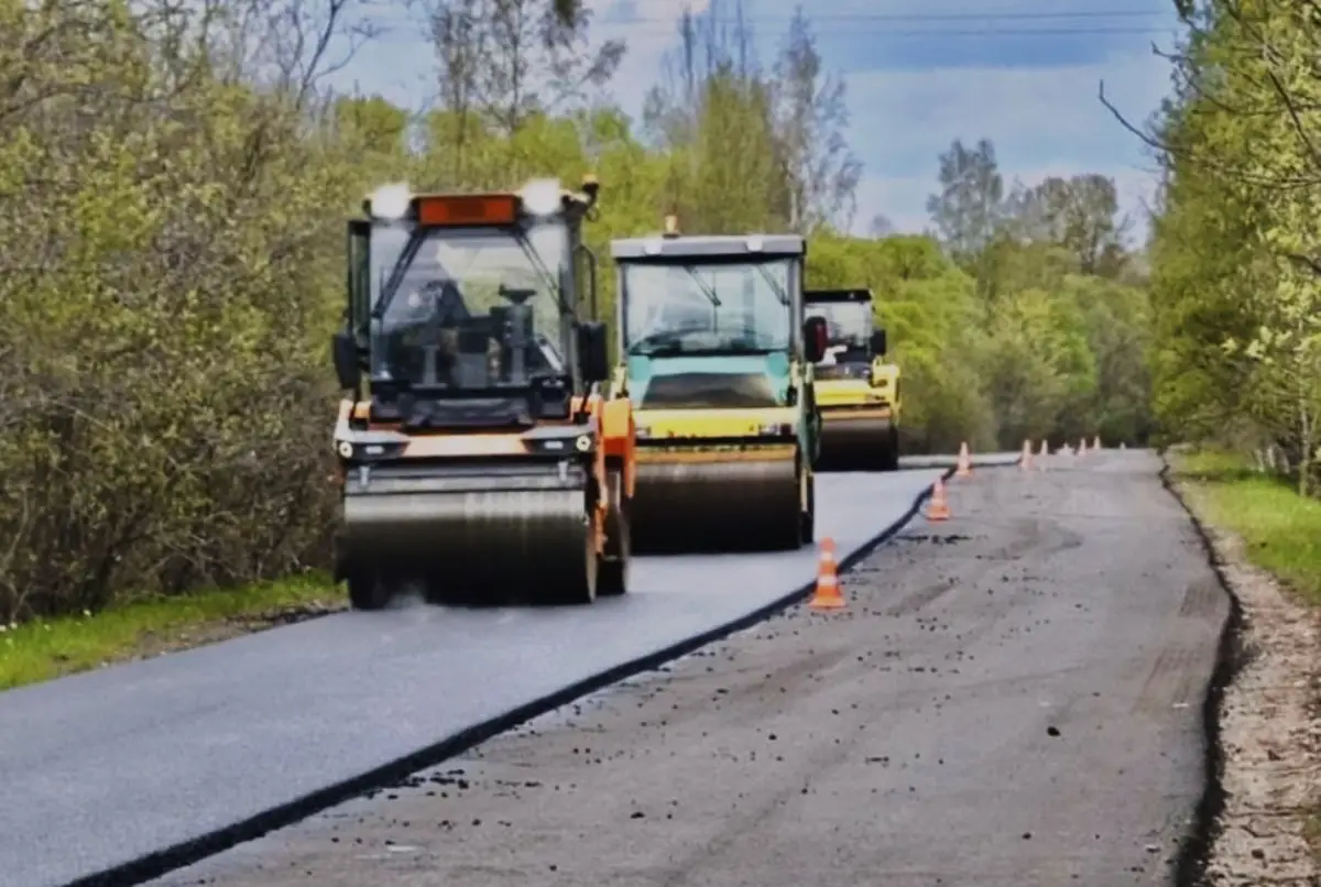 В Поддорском округе ремонтируют важную дорогу, ведущую к ЦРБ