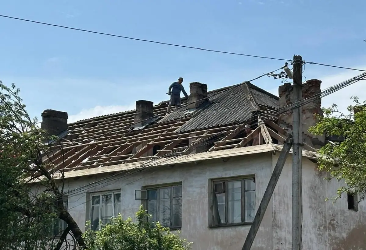 В Марёве идёт капремонт крыши многоквартирного дома, на очереди и другие