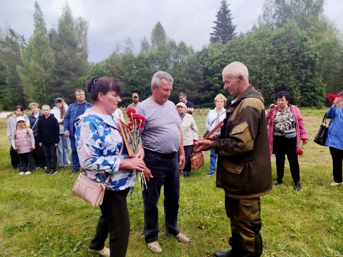 Потомкам похороненного в Ясной Поляне бойца передали его солдатский медальон