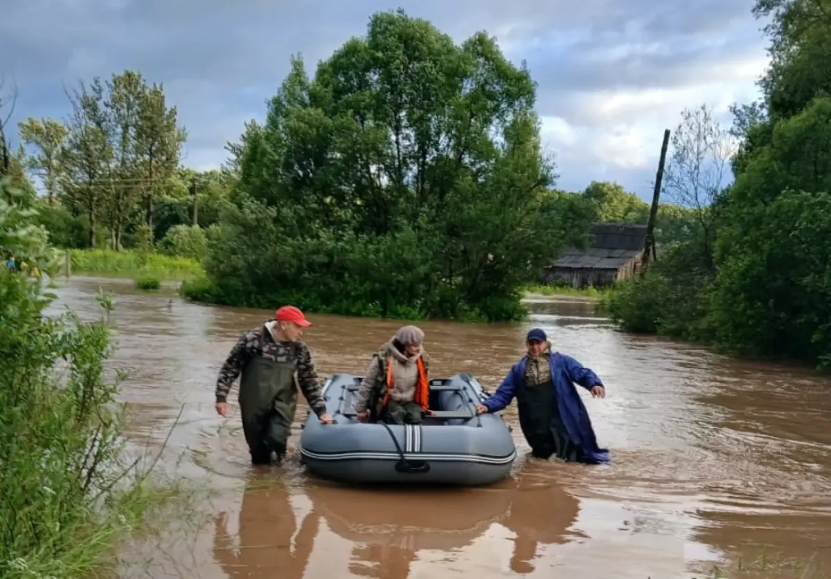 В Демянском округе устраняют последствия сильных затяжных дождей