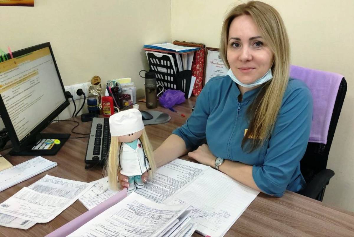На фото врач-радиотерапевт Ирина Крюкова с игрушкой от благодарной пациентки