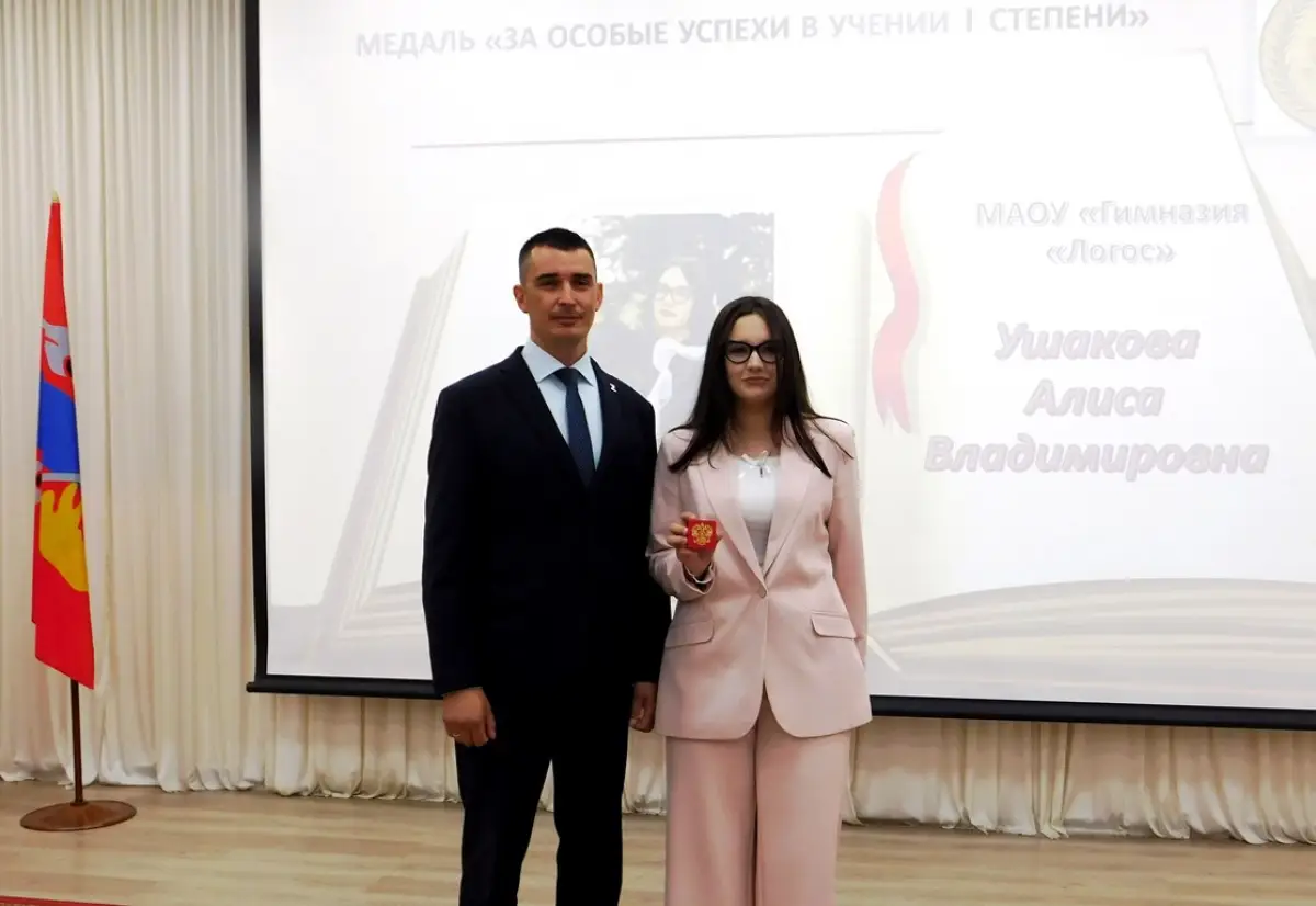 Лучшим выпускникам школ Чудовского округа вручили медали