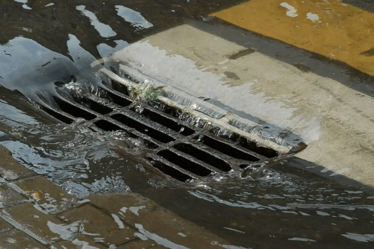 После мощного ливня «Новгородский водоканал» обратился к горожанам
