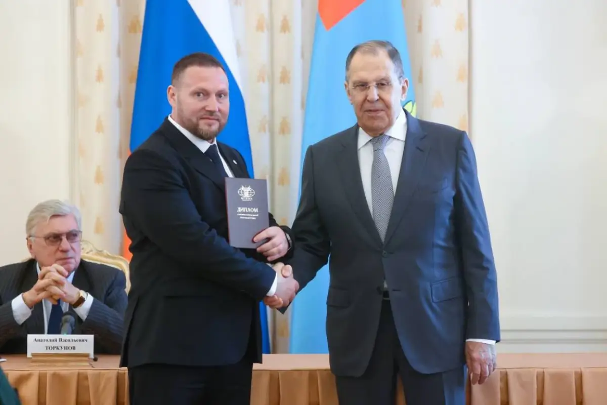 Глава МИД России Сергей Лавров вручил диплом новгородскому ветерану СВО