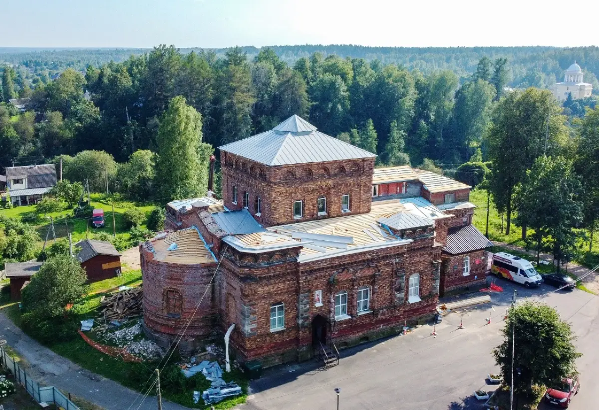 На куполе старинного здания Любытинского дома культуры появилась новая кровля