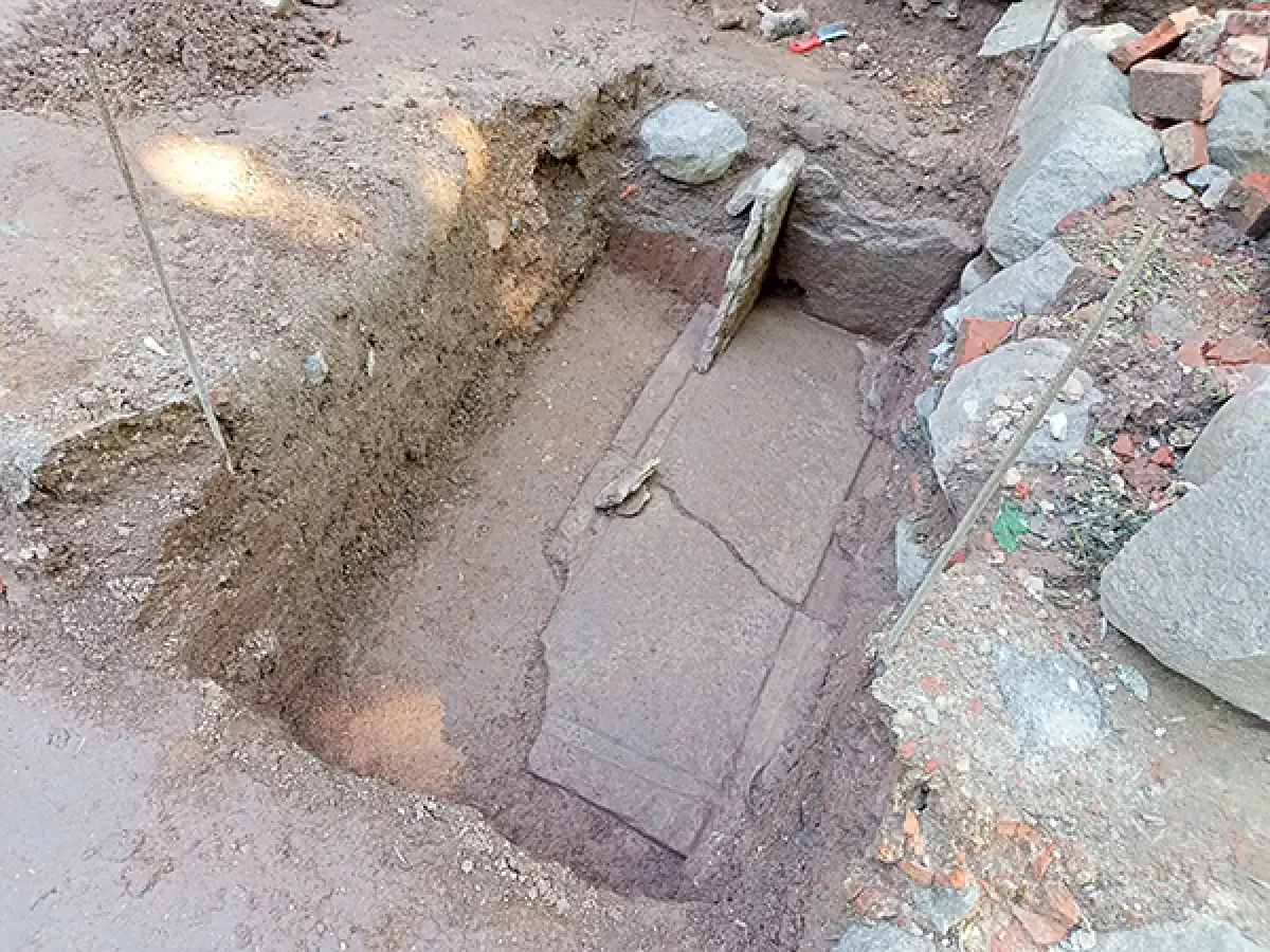 Археологи рассказали о находке древнего саркофага в Великом Новгороде
