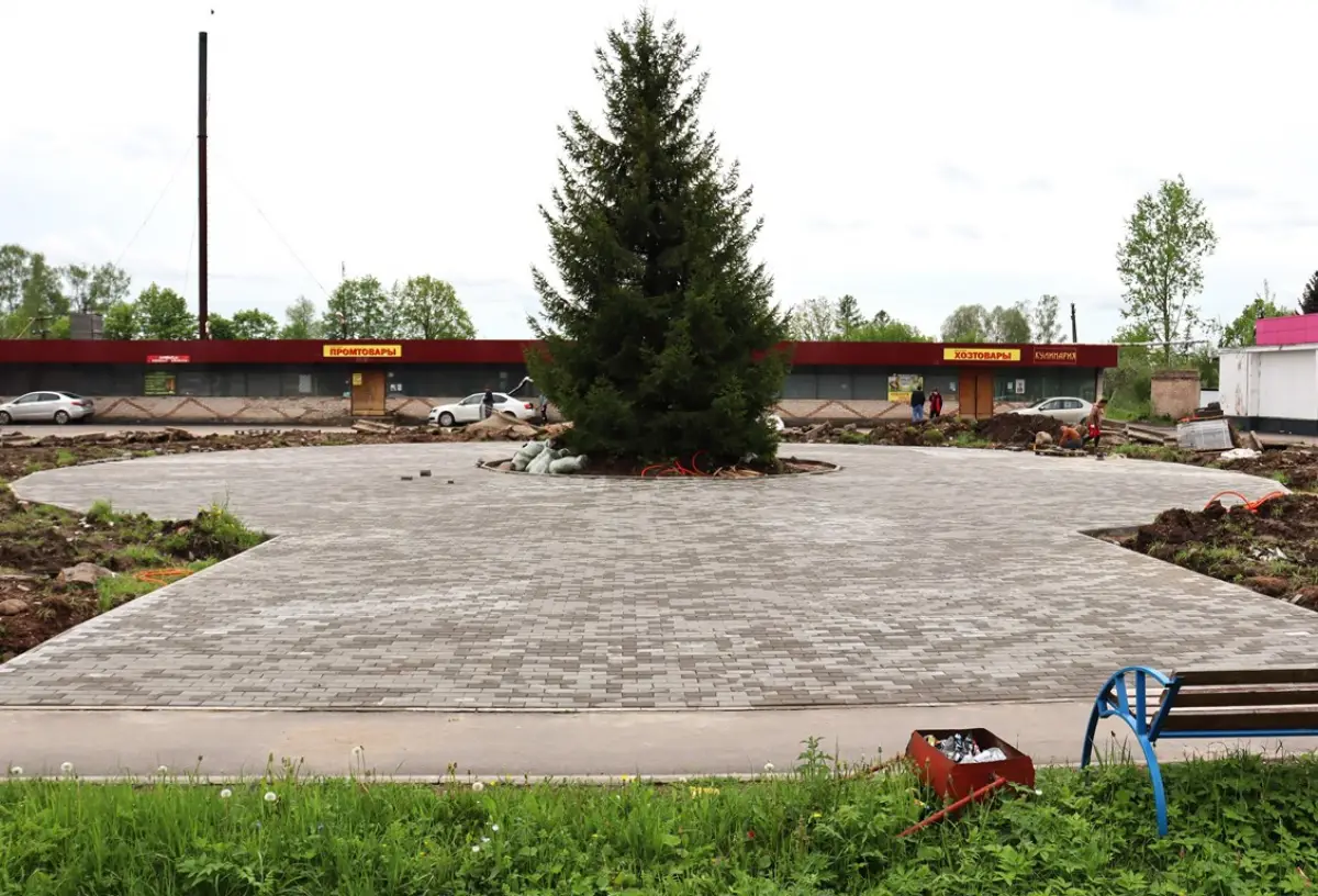 В посёлке Батецкий благоустроили территорию вокруг главной новогодней ёлки