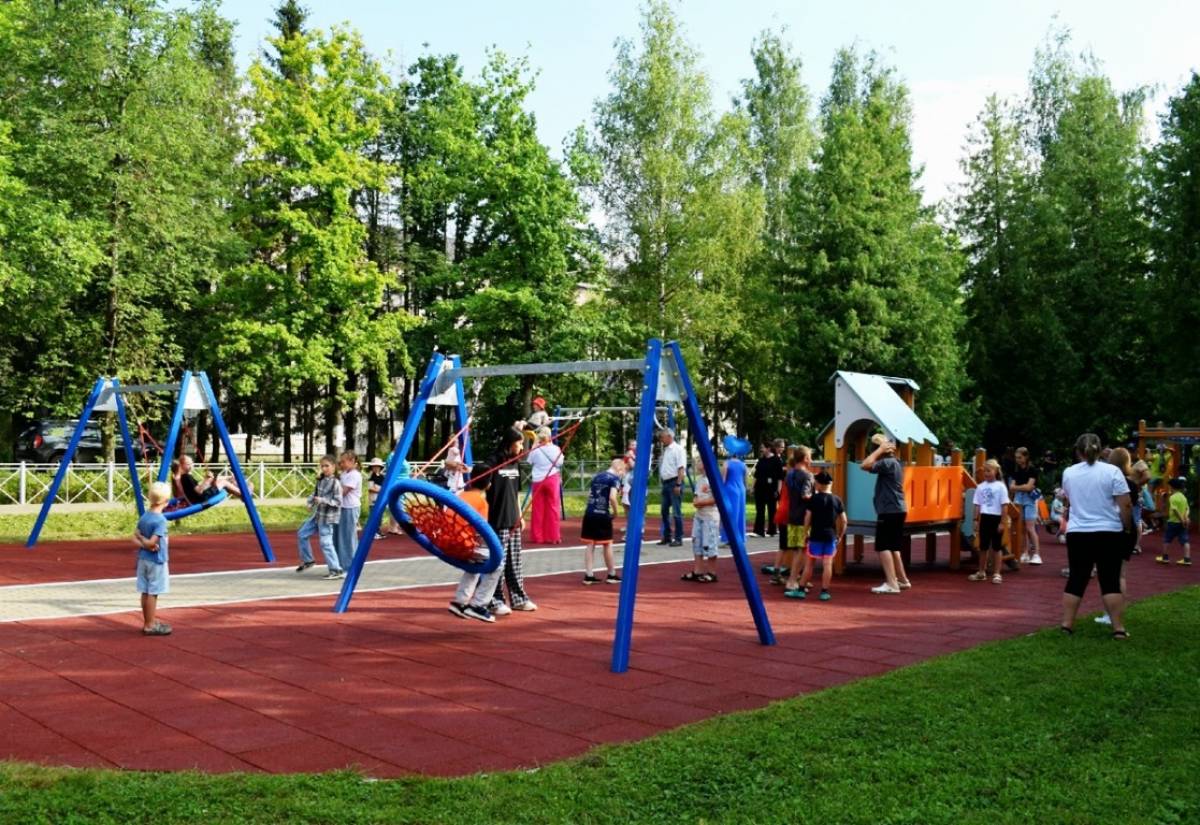 В посёлке Крестцы появилась современная детская площадка
