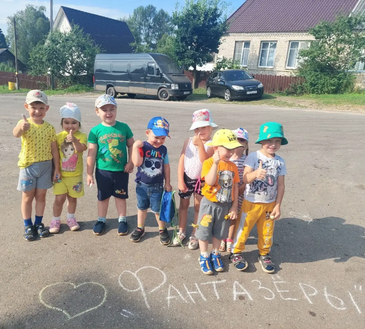Дети в Крестцах превратили асфальт в яркие картинки