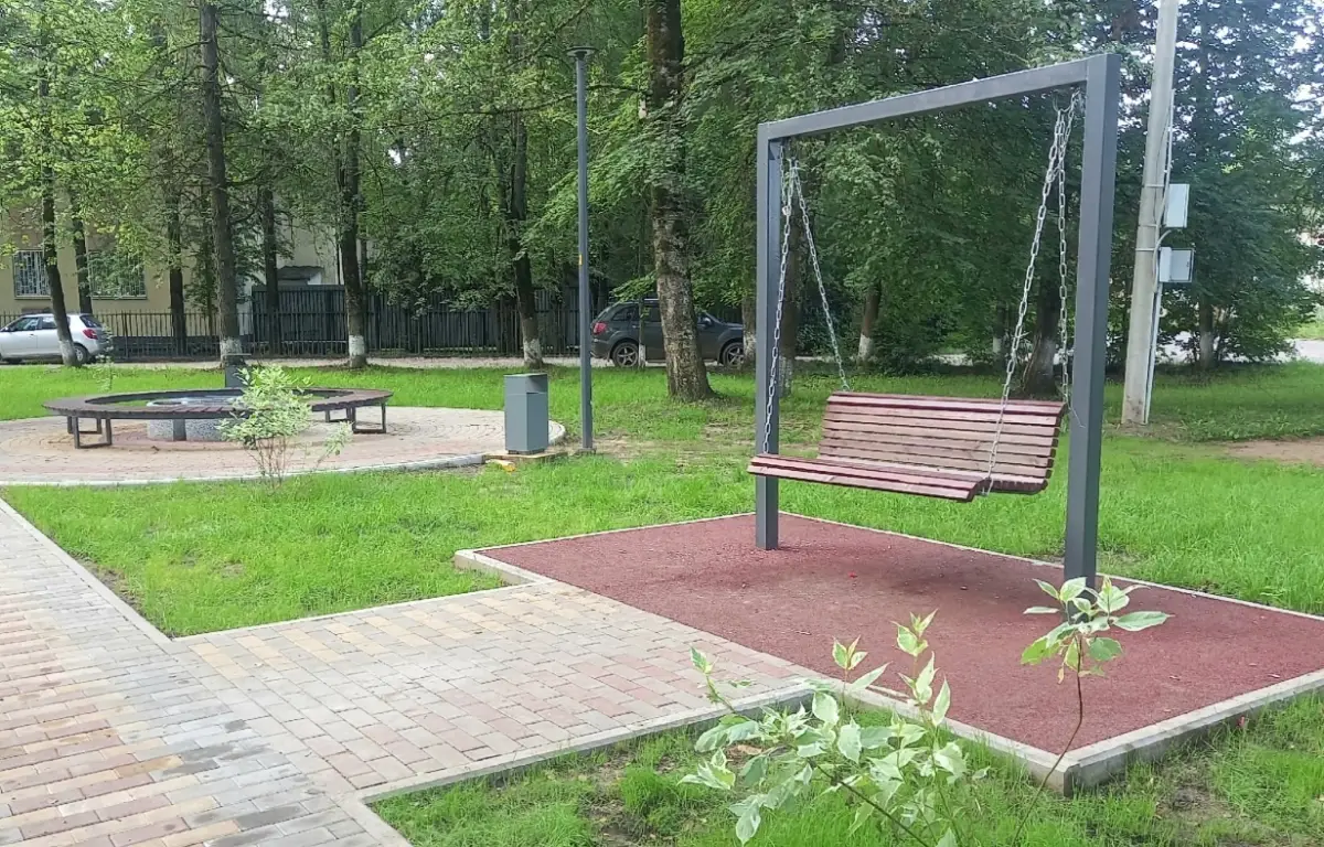 В посёлке Парфино благоустроен сквер на улице Карла Маркса