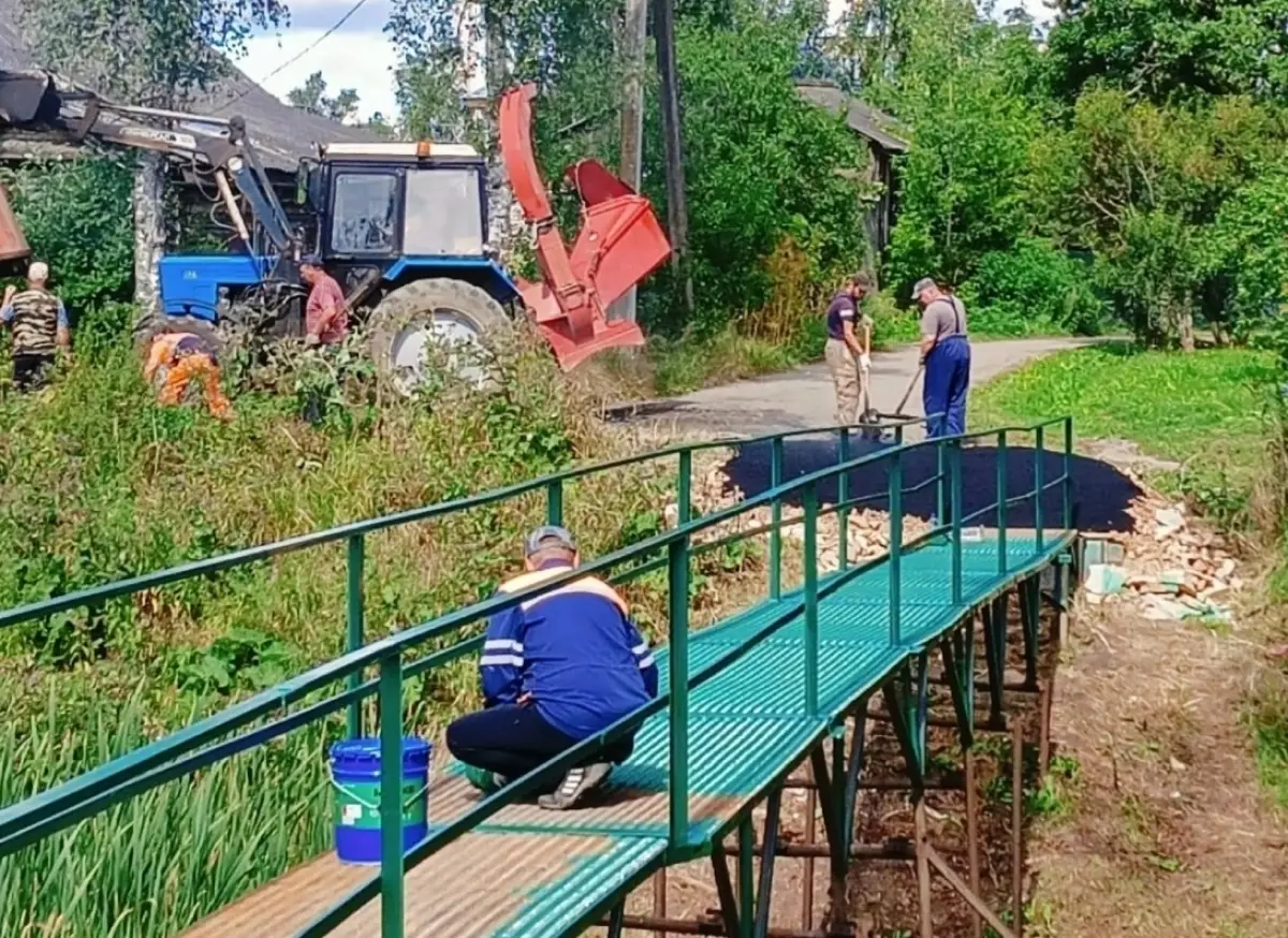 В Шимске отремонтировали пешеходный переход  через ручей