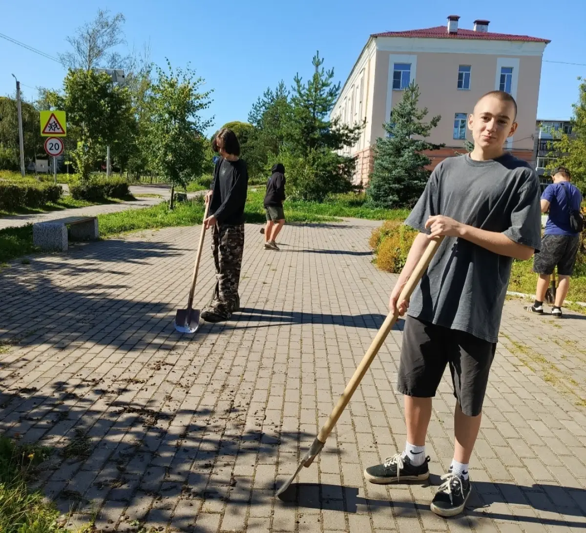 На благоустройстве Чудова работает трудовая бригада «Молодёжная»