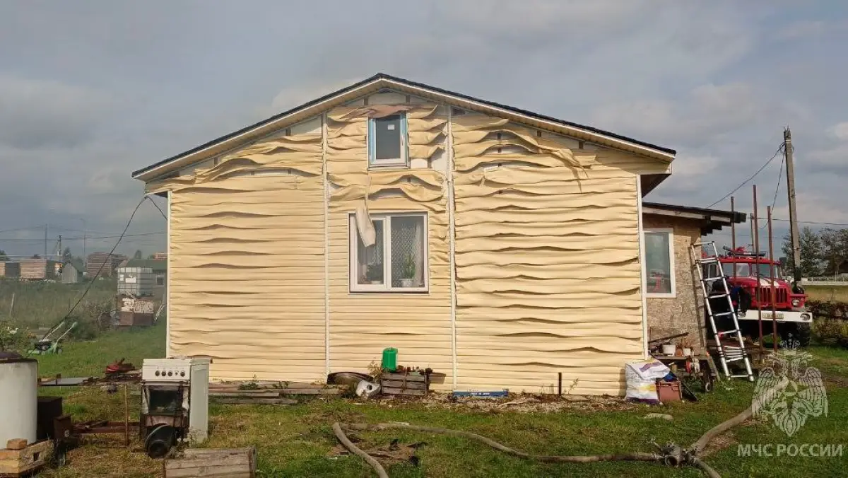 В Чудовском округе огонь из пылающей бани перекинулся на другие постройки
