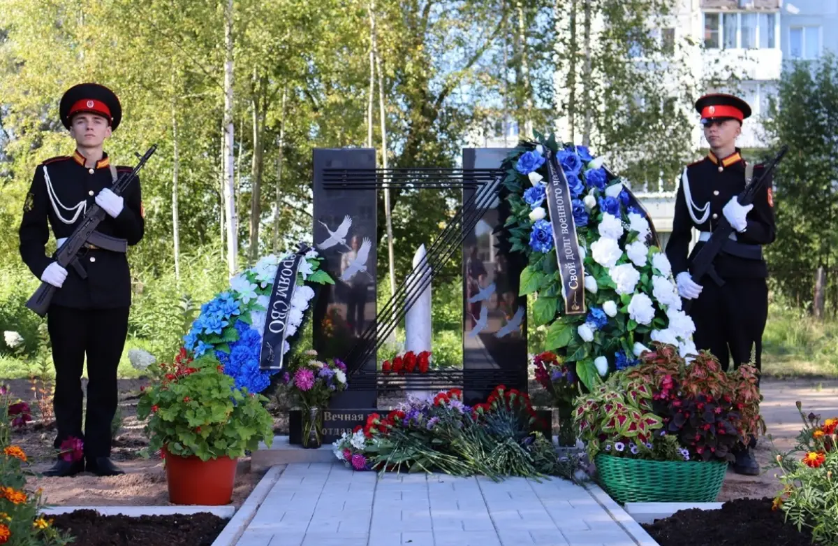 В деревне Божонка открыли первую в Новгородской области стелу в память о героях СВО