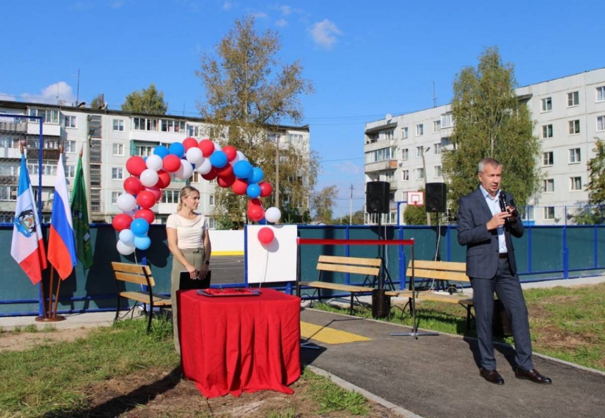 В Малой Вишере открыли новый хоккейный корт