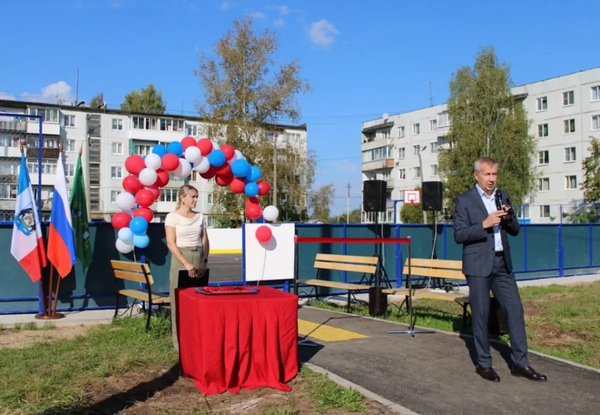 В Малой Вишере открыли новый хоккейный корт