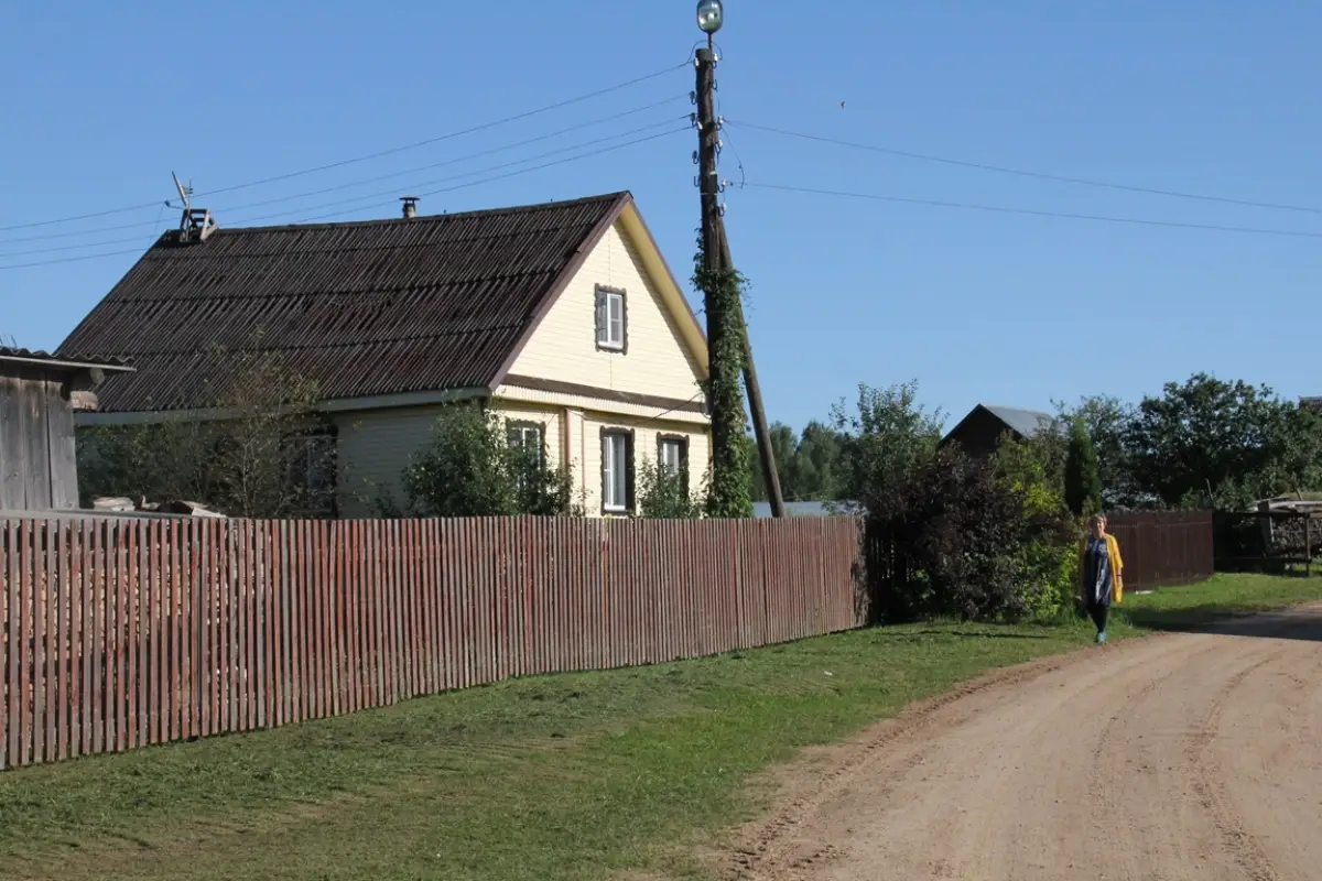 Красивую деревню Хотоли в Крестецком округе благоустраивают дружные жители