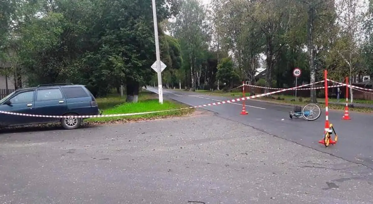 Велосипедистка в Хвойной нарушила правила и врезалась в автомобиль