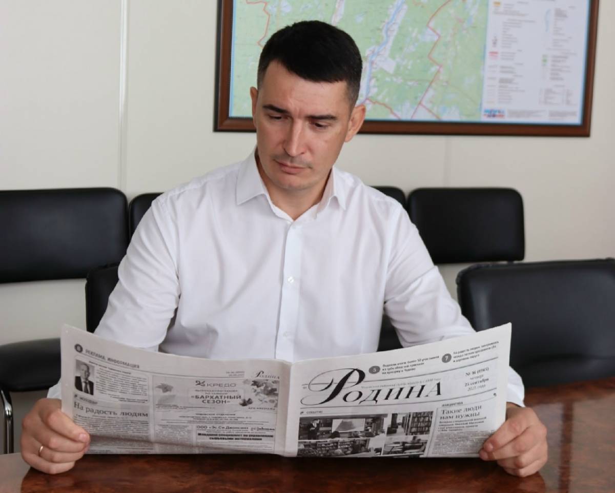 Глава Чудовского округа Виктор Шеляпин поздравил с юбилеем газету «Родина»