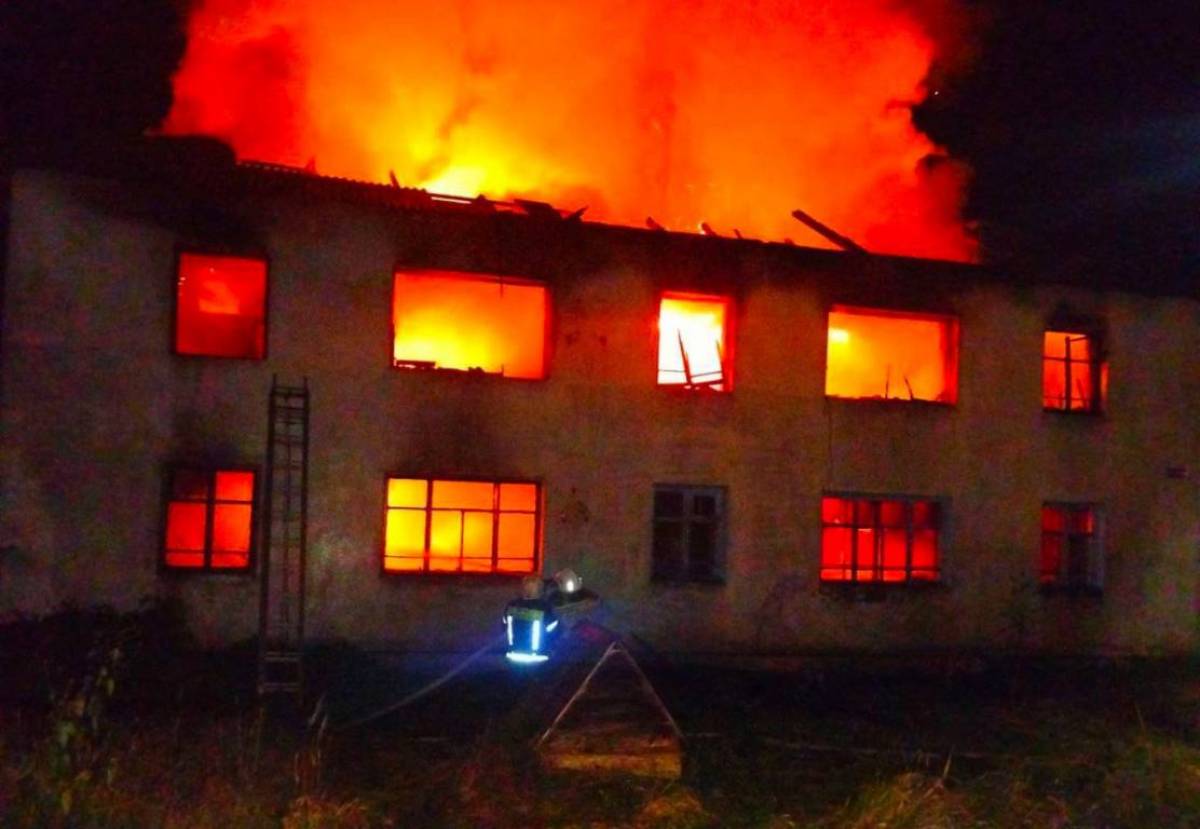 На фото МЧС пожар в Старорусском округе