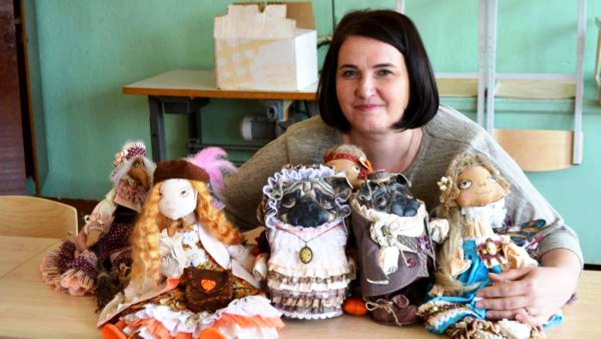 Крестецкий педагог Наталья Шершнева много лет создаёт необычных кукол