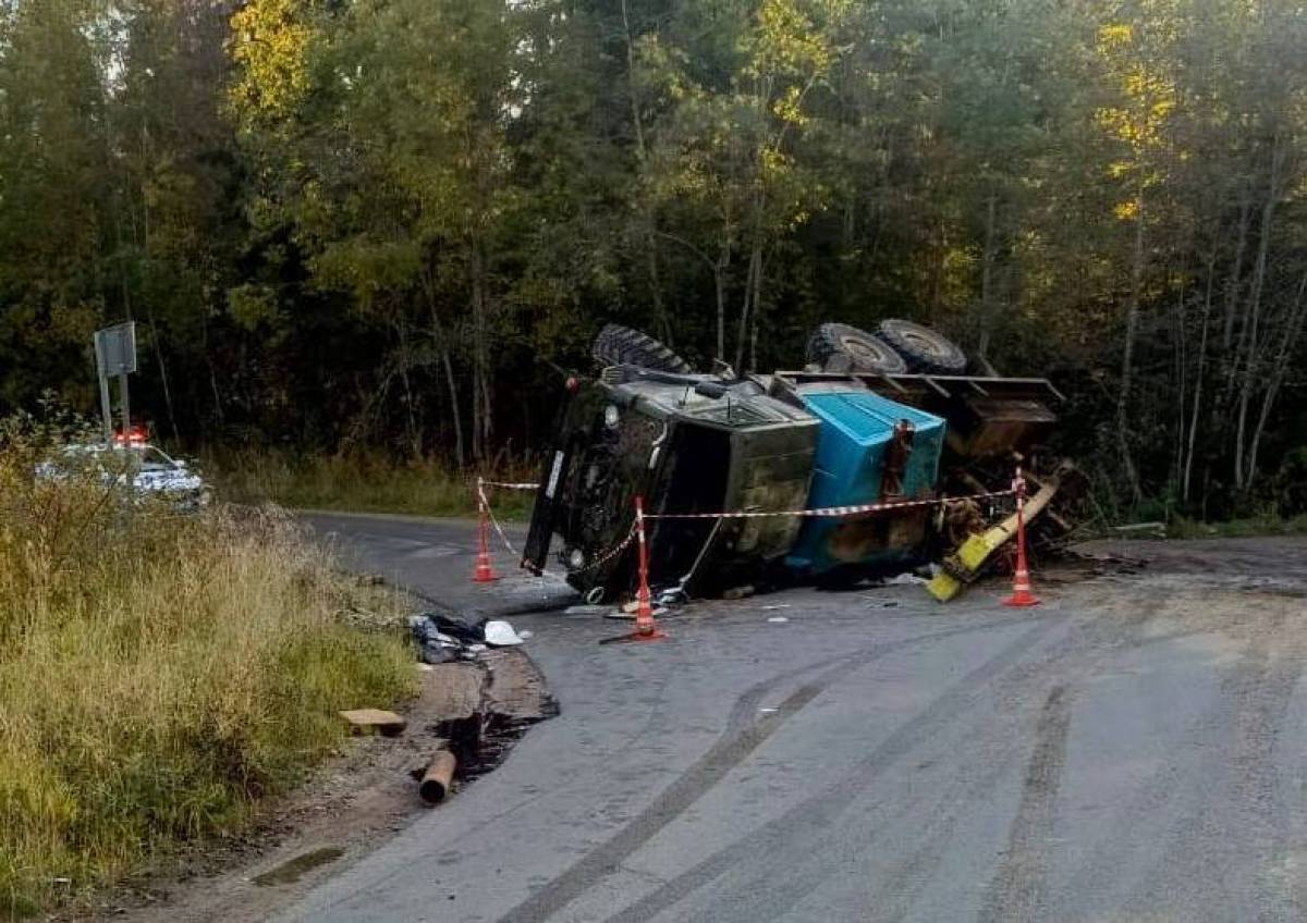 В Окуловском округе грузовик в момент поворота перевернулся на дороге