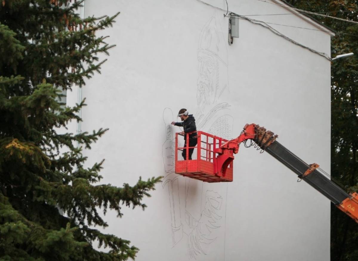 Участники фестиваля «Страницы истории» приступают к созданию муралов