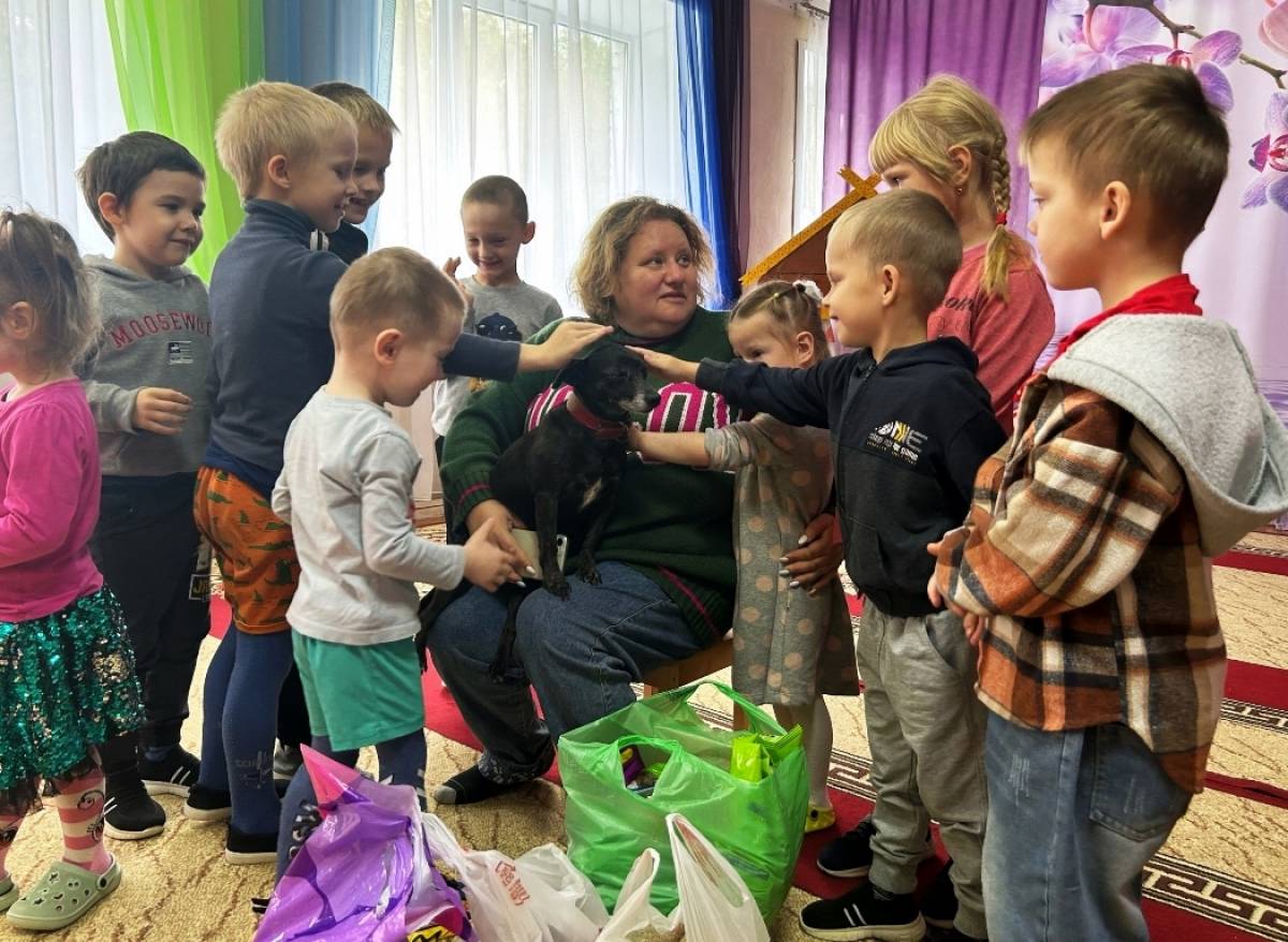 Собачка Шоколадка приехала в парфинский детсад на Урок Доброты