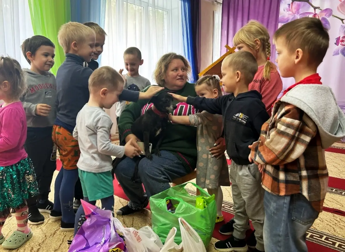 Собачка Шоколадка приехала в парфинский детсад на Урок Доброты