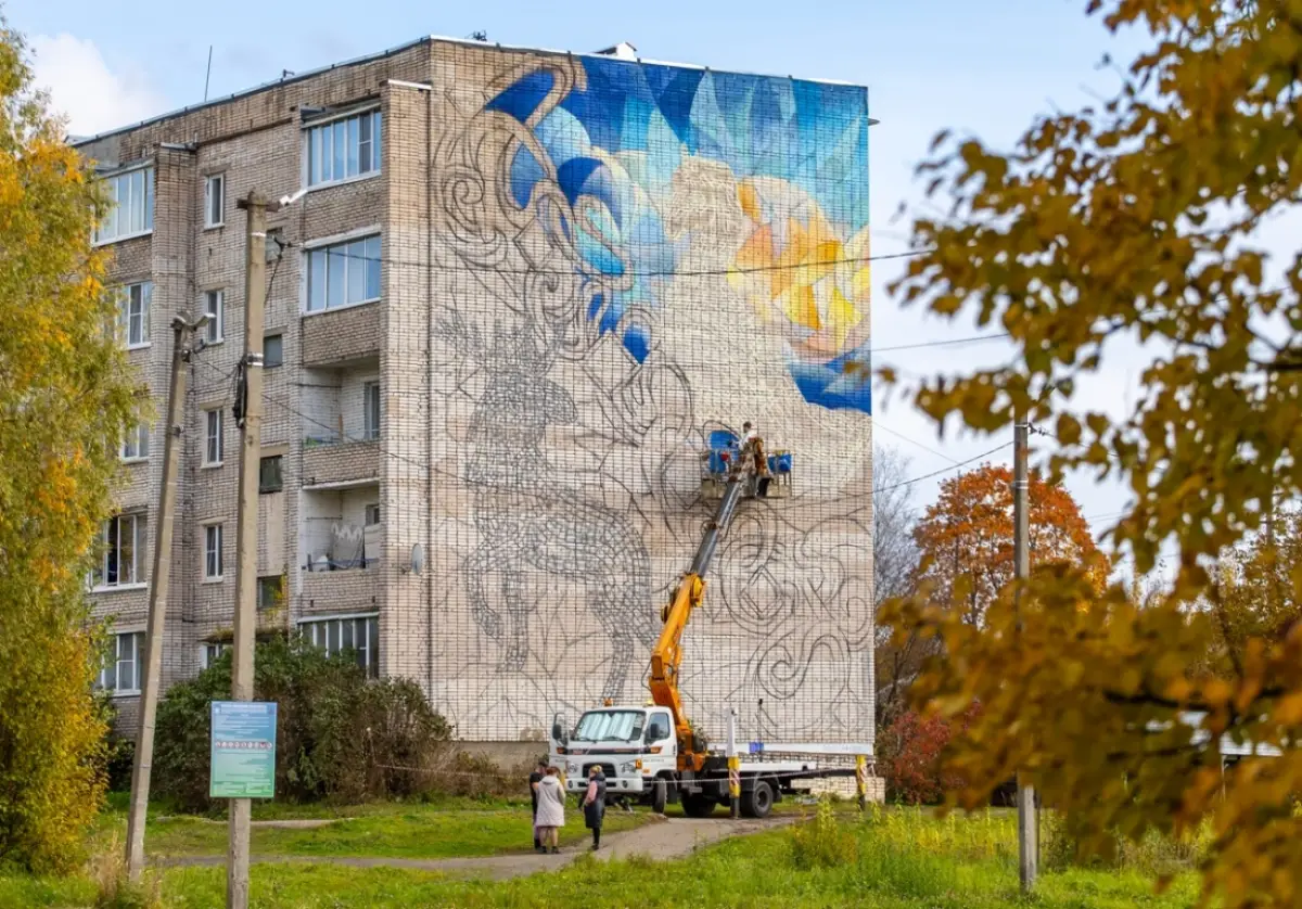 Художник из Москвы создаёт мурал, вдохновлённый гербом Парфинского района