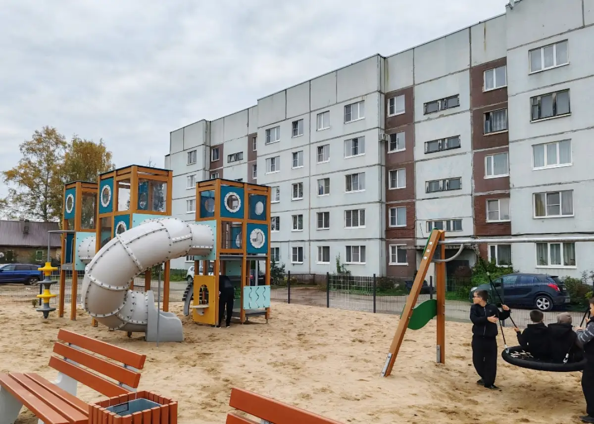 Новая современная детская площадка появилась в городе Пестово