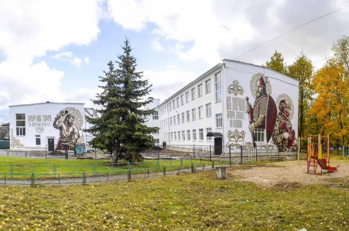 Патриотичный мурал появился на фасадах новгородской школы № 8