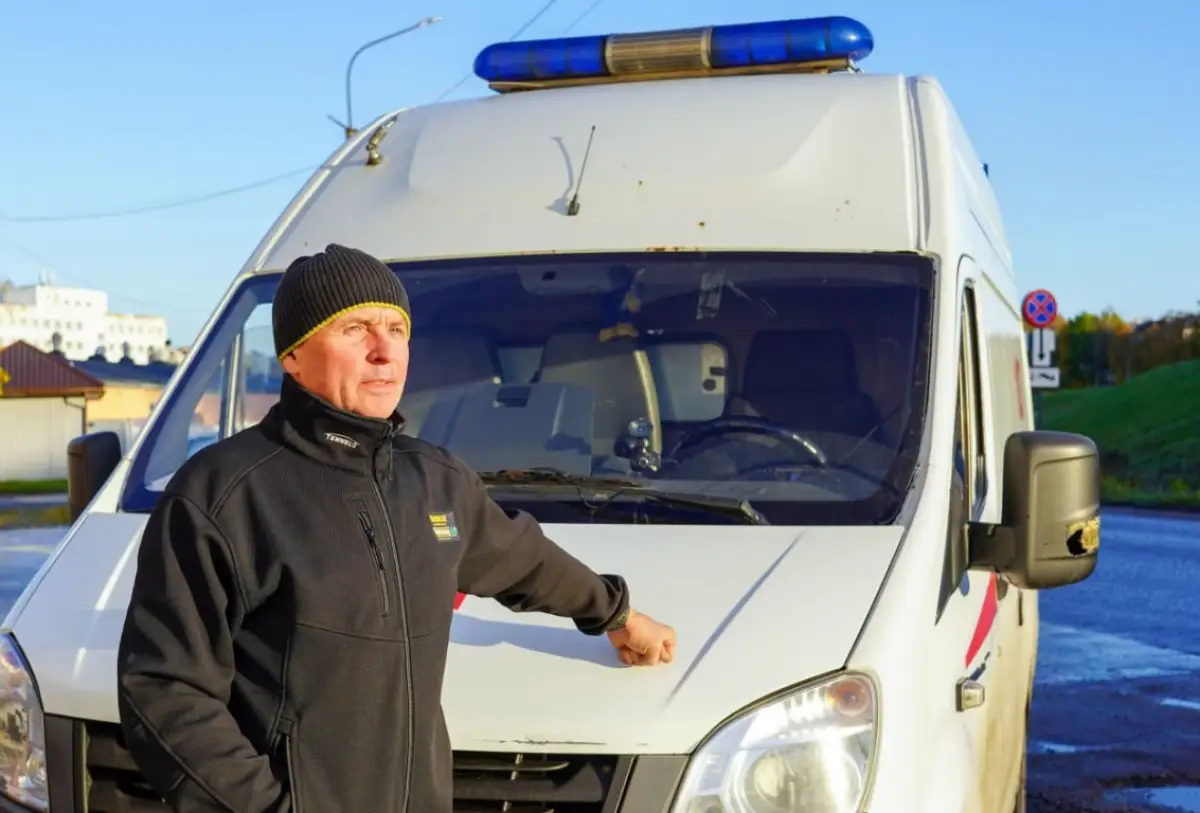 Отец 12 детей трудится в шиномонтажном цехе Новгородской станции скорой помощи