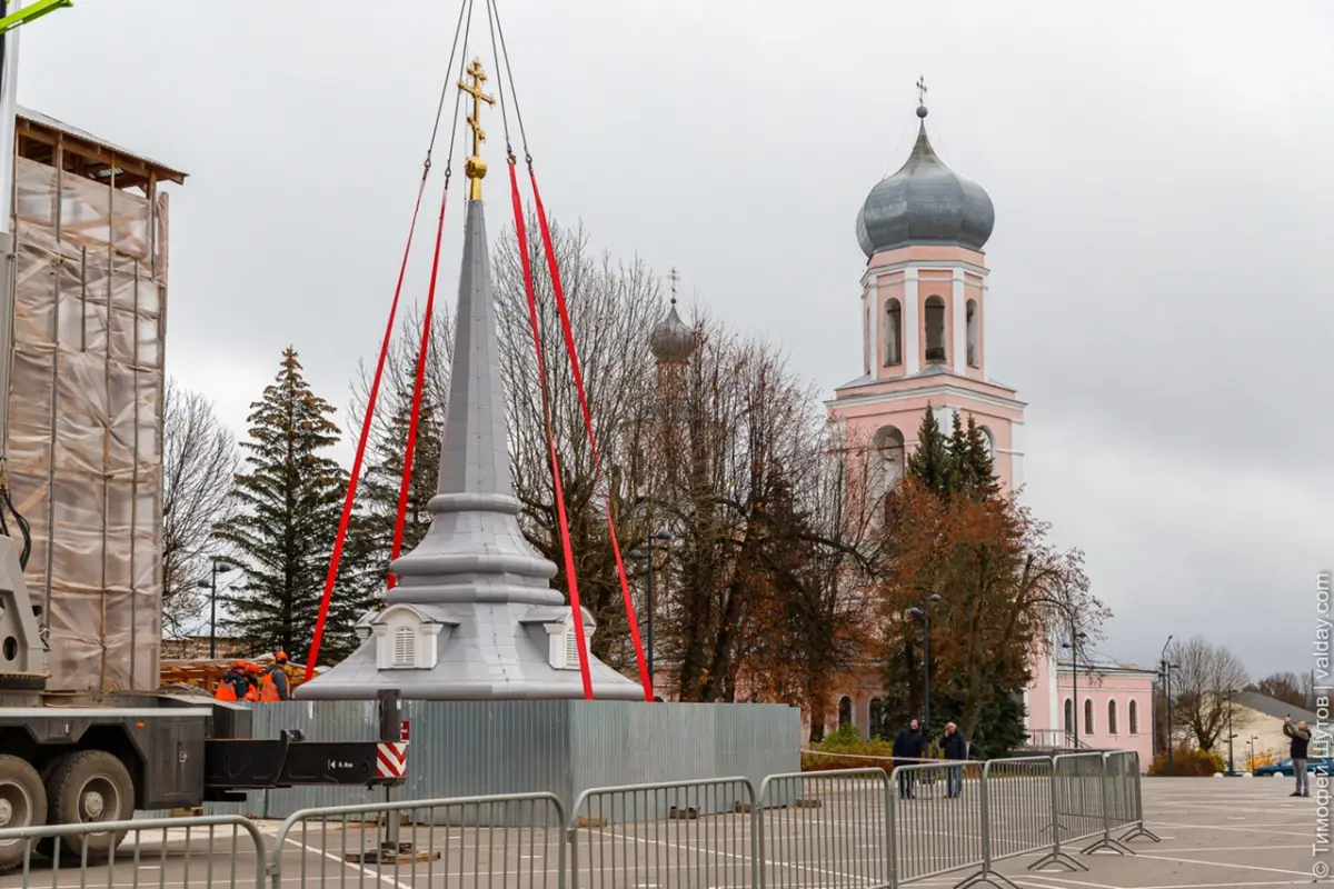 В Валдае водрузили шпиль на колокольню Введенской церкви