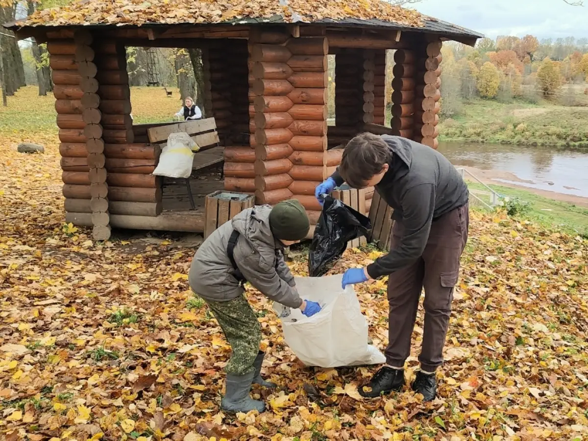 Убирая городской пляж, волонтёры в Холме нашли велосипед