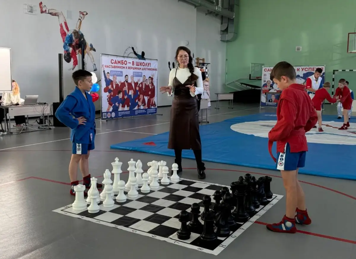 Юные боровичские спортсмены попробовали силы в шахсамбо