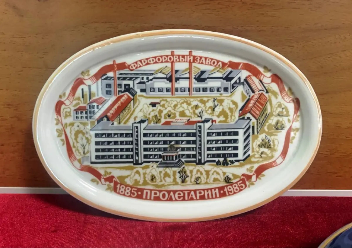 В посёлке Пролетарий проходит выставка в честь 140-летия новгородского фарфора