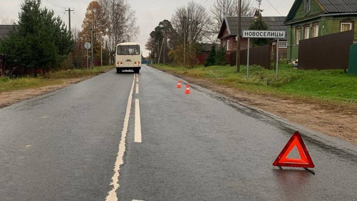 В Боровичском округе 80-летний пешеход попал под колёса пазика