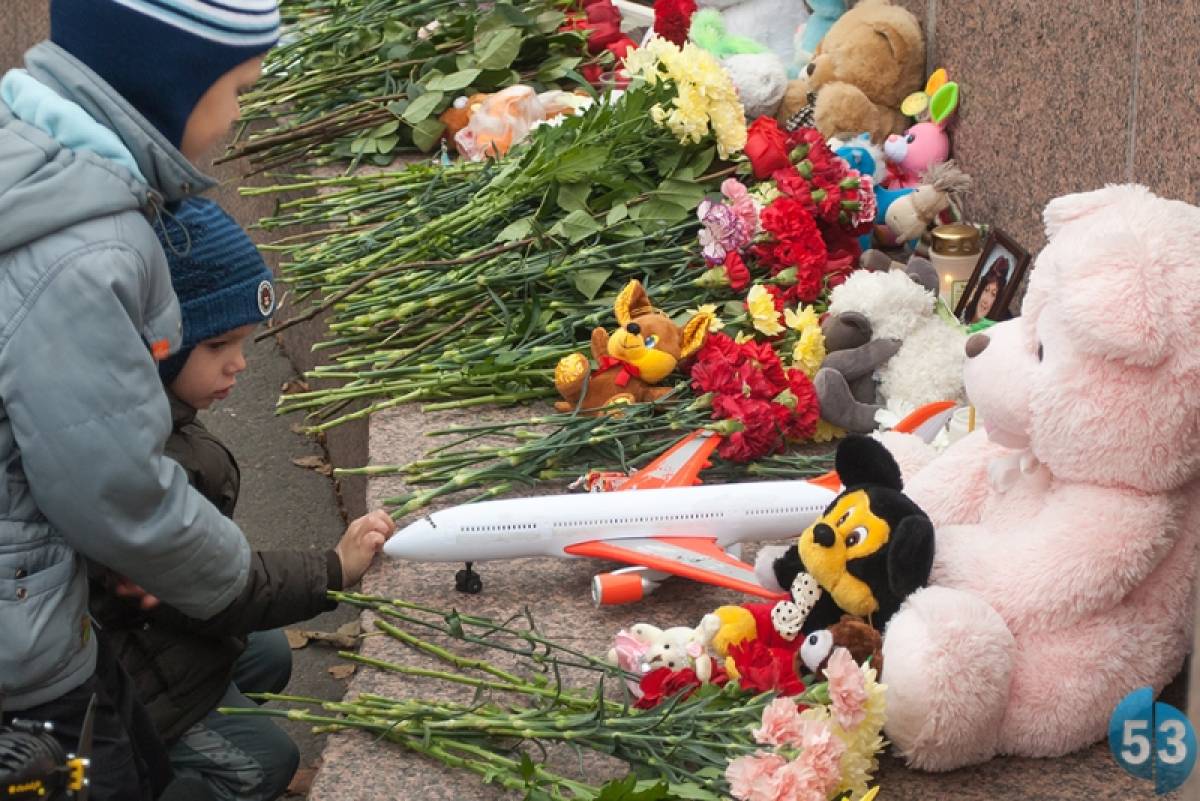 Новгородцы очень сильно переживали ту трагедию, несли цветы и игрушки к стихийному мемориалу у кремля…  Фото из архива «53 новостей».