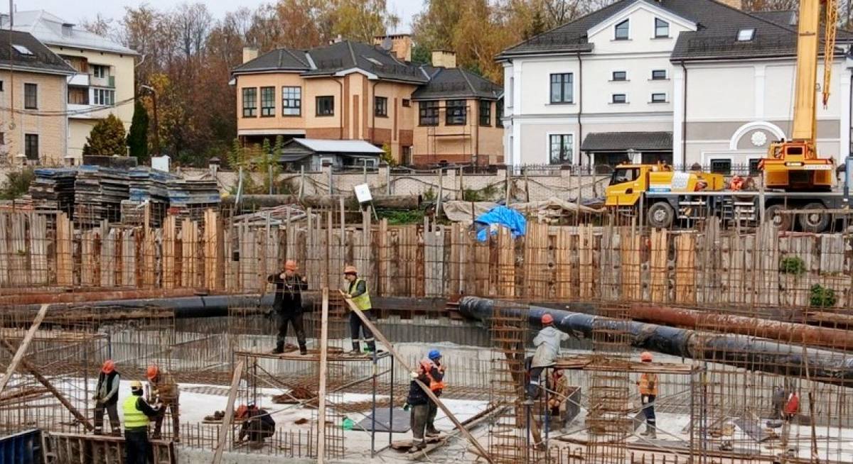 В здании Национального центра имени академика Янина ведут монолитные работы