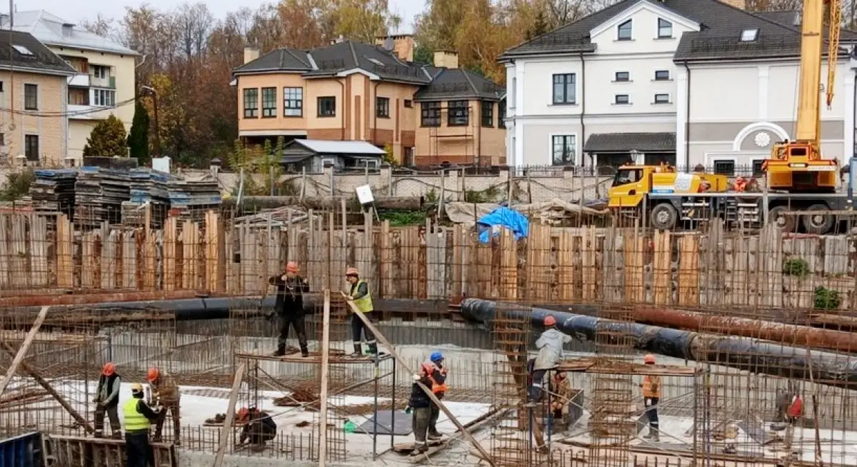 В здании Национального центра имени академика Янина ведут монолитные работы