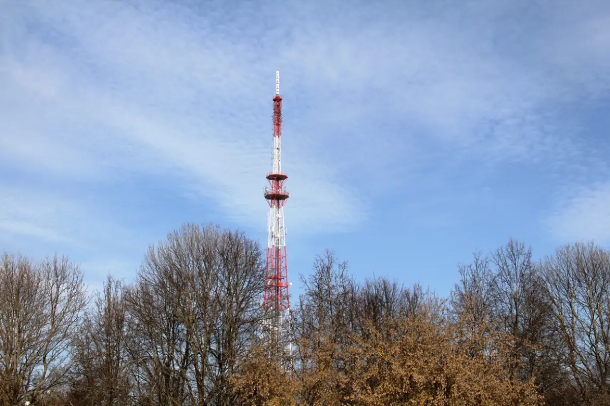 Сегодня новгородская телебашня окрасится в синий цвет в честь юбилея ФССП