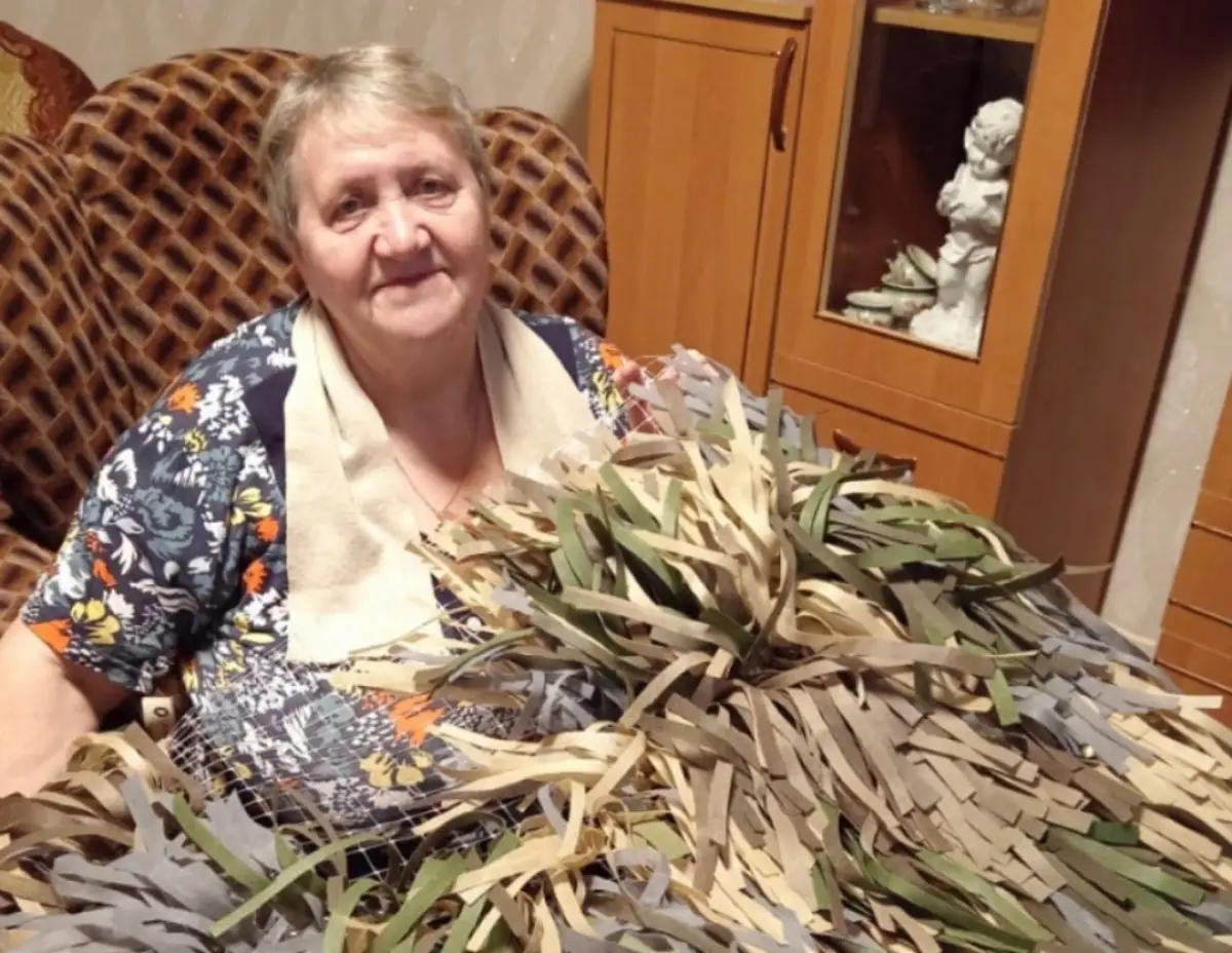 Скромная труженица из Поддорья сплела 40 маскировочных сетей для бойцов
